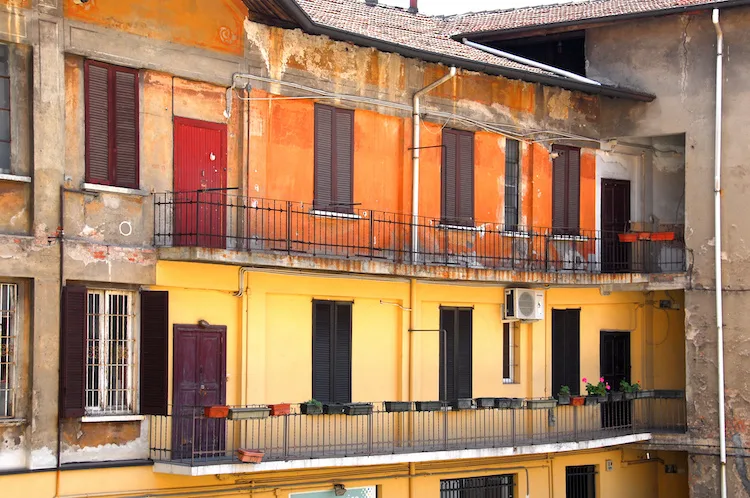 A Milano resiste il mito delle case di ringhiera (o case ballatoio): storia, curiosità ed evoluzione
