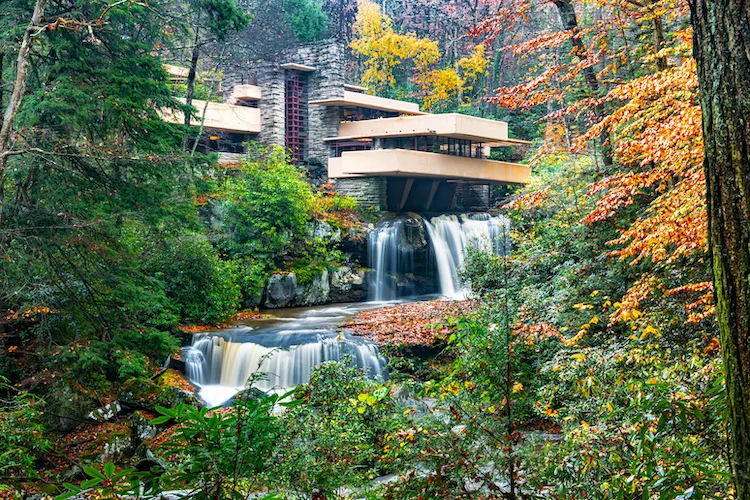 La Casa sulla Cascata di Frank Lloyd Wright: dove si trova, descrizione, interni, storia e costo