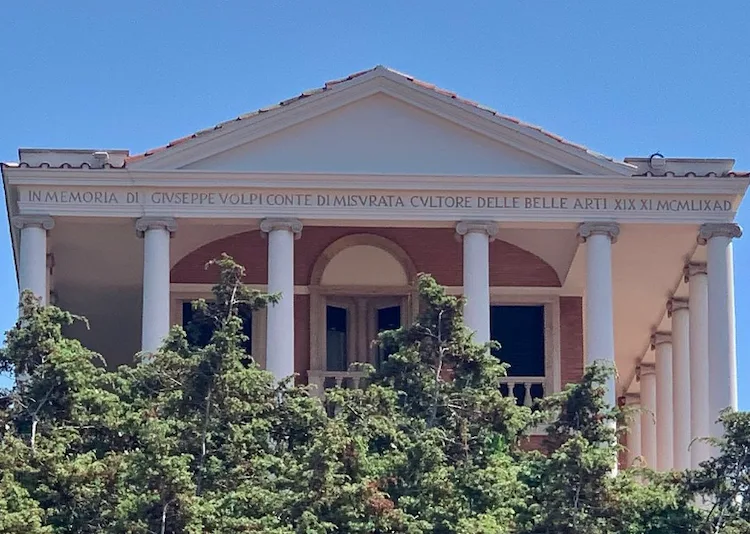 Villa Volpi, il gioiello di Sabaudia: dove si trova, com’è fatta e chi sono i proprietari