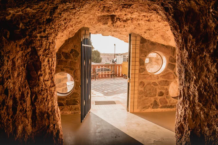 In Australia esiste una città sotterranea nel mezzo del deserto: come si vive a Coober Pedy