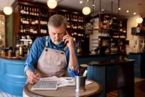 proprietario di ristorante controlla documenti