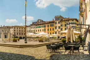 piazza con ristoranti