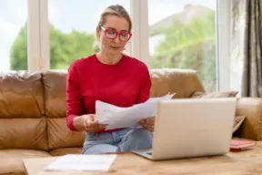 una persona legge dei documenti al pc