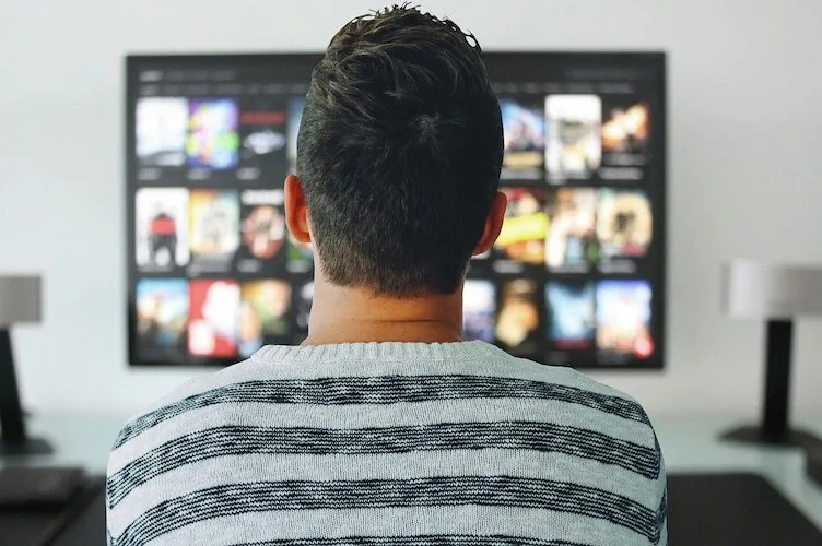 A che distanza guardare una TV da 55 pollici? Ecco dove dovresti mettere il divano