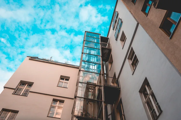 Ascensore utilizzato come montacarichi, le regole da seguire