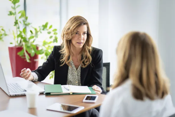 due persone parlano in ufficio