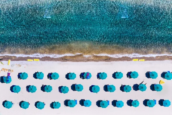 Spiaggia con ombrelloni