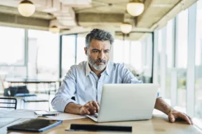 una persona concentrata al computer