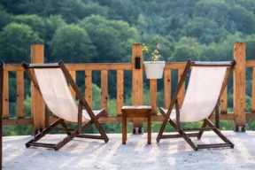 balcone con due sdraio