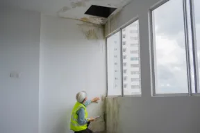 ispettore controlla macchie di umidità in casa