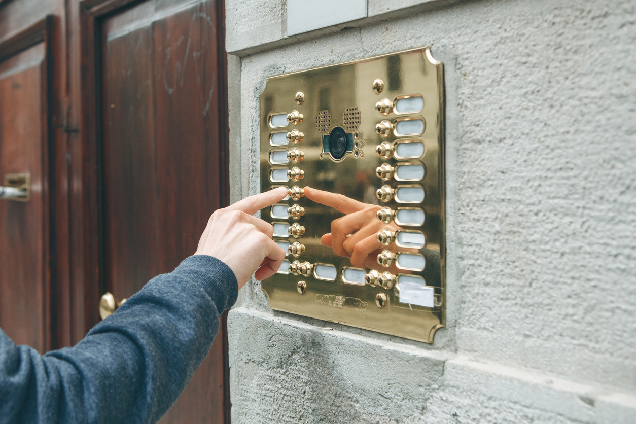 Portinerie di quartiere (non solo a Milano): a cosa servono e quali sono i vantaggi?