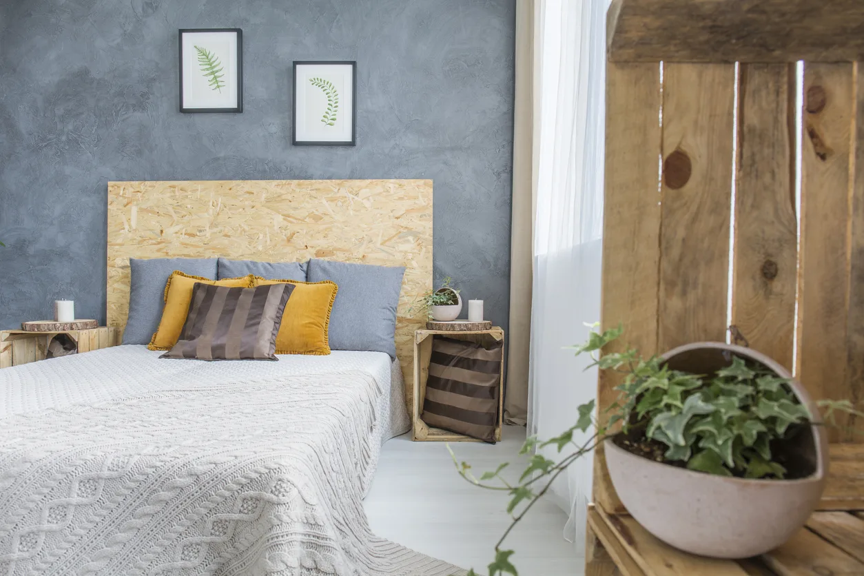 camera da letto con comodini realizzati con cassette della frutta