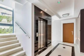 pianerottolo condominio con ascensore e scale