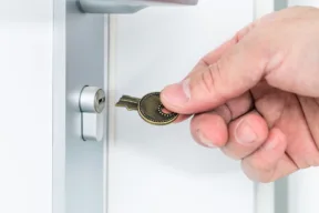 chiave rotta nella serratura della porta