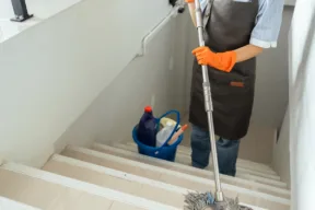 Ditta di pulizia non in regola con i dipendenti: cosa deve fare il condominio