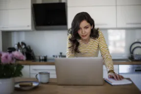 una persona al computer