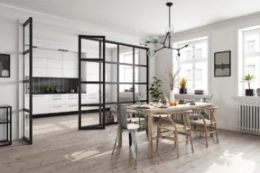 cucina e sala con parete divisoria in vetro