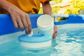 mettere cloro in piscina