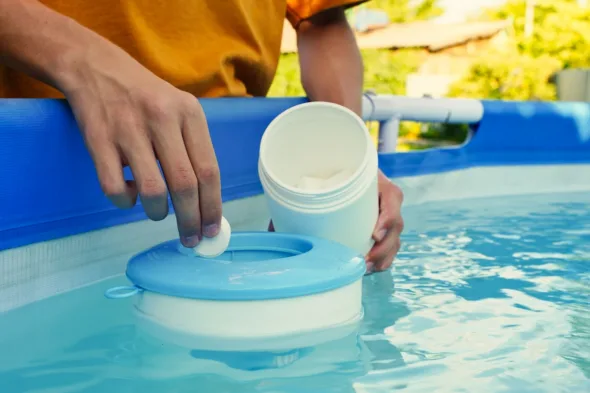 mettere cloro in piscina