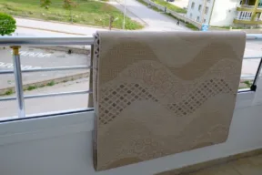 tappeto su cornicione di balcone