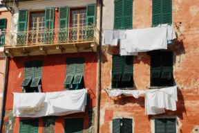 Stendere le lenzuola in condominio: le regole da conoscere e seguire