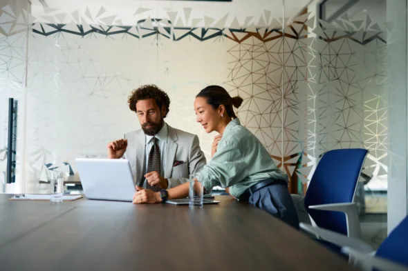 due persone in ufficio