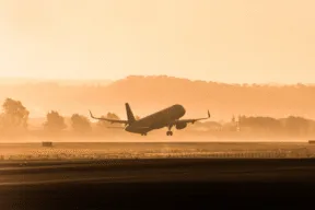 aereo che sta per decollare
