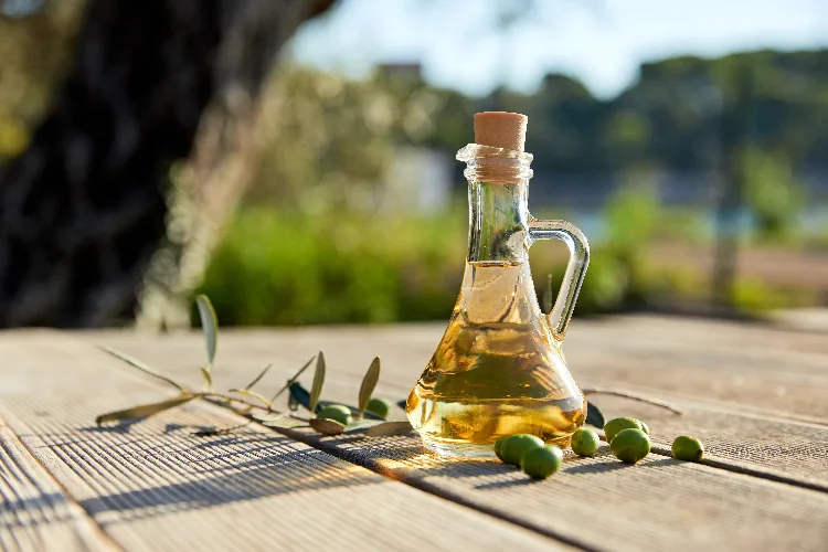 Come pulire, lavare e sgrassare la bottiglia dell’olio in casa