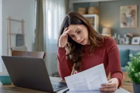 una persona legge un documento