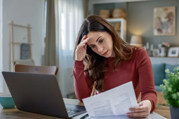 una persona legge un documento