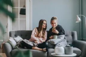 due amiche sul divano