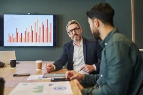 persone che parlano con grafico sulla televisione