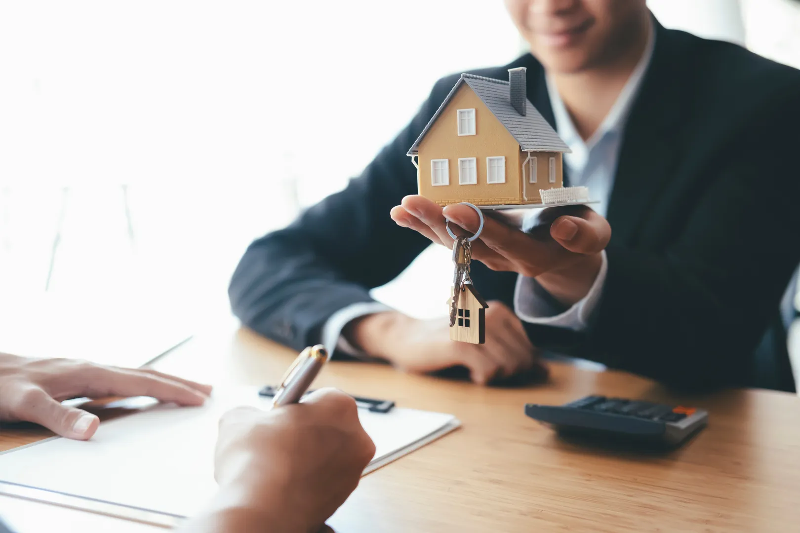 Chi paga l’agenzia immobiliare in caso di compravendita?