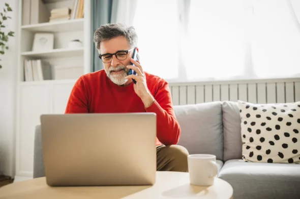 signore al telefono davanti al computer