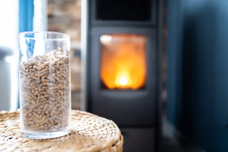 Come funziona la stufa a pellet? Cosa sapere, prima di acquistarla