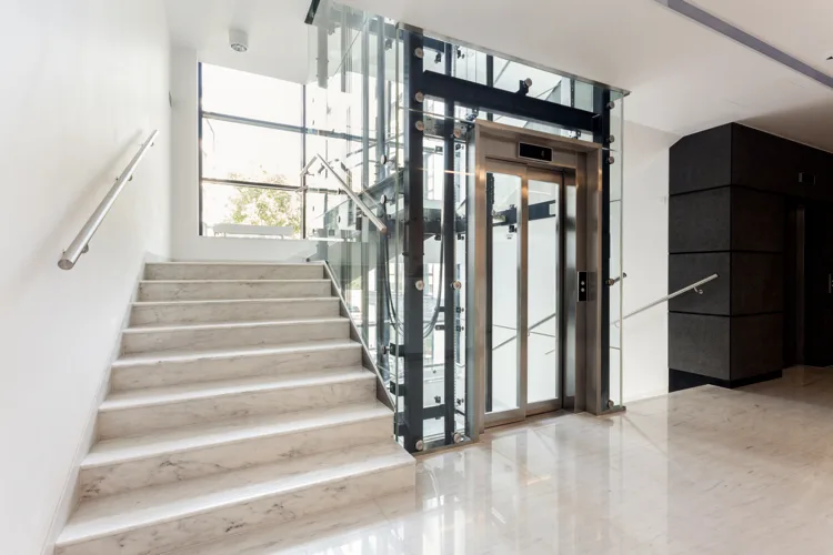 Scale condominiali: il procedimento per la pulizia e come suddividere le spese