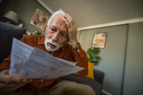 persona anziana disperata per le bollette