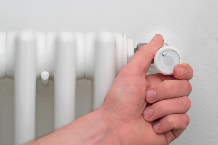 Perché i termosifoni non si scaldano in basso e restano freddi?