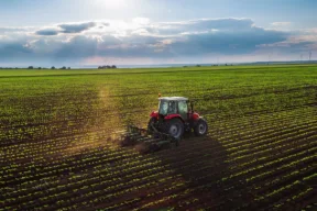 trattore ara un campo da coltivare