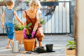 adulta e bambino sul balcone