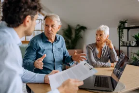 persone senior parlano con consulente