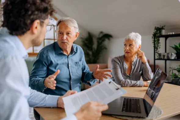 persone senior parlano con consulente