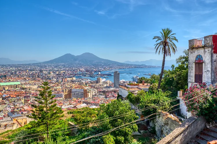 Cosa vedere al Vomero e quanto costa vivere nel quartiere che domina il golfo di Napoli