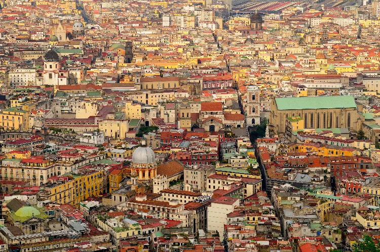 Piazza Mercato a Napoli: cosa visitare? Ecco quanto costa vivere in centro