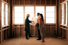 coppia e architetto in casa in costruzione