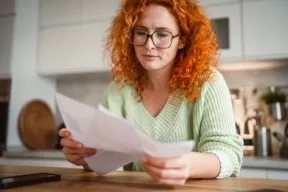 una persona legge dei documenti