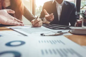 persone discutono ad un tavolo