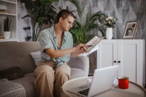 una persona legge un documento davanti al computer