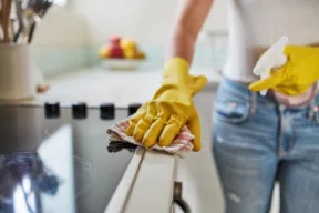 mani passa spugna su fornello a induzione