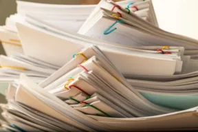 donna che legge documenti